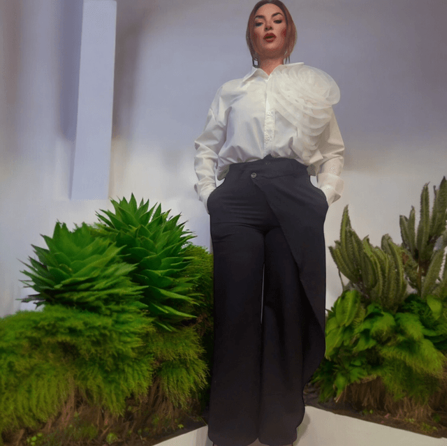 pantalón negro estilo cruzado