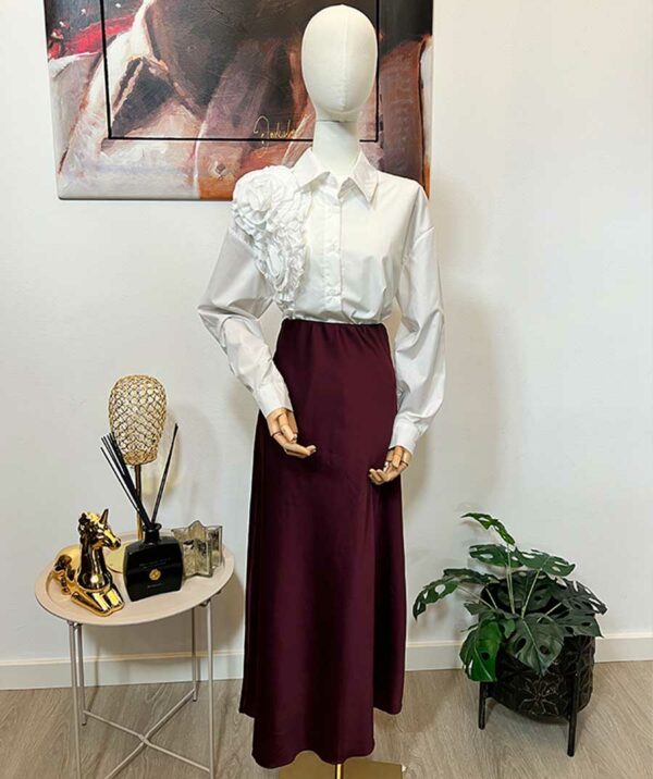 Blusa blanca con aplique floral - Imagen 2