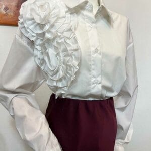 Blusa blanca con aplique floral