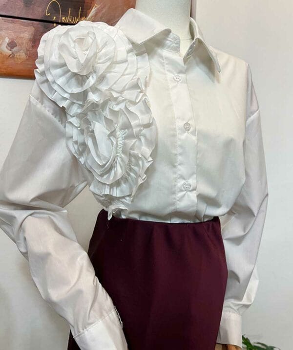 Blusa blanca con aplique floral